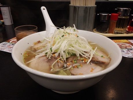 「ごま油香るねぎとキャベツの塩ラーメン（普通盛）」@会津・喜多方ラーメン 坂内 恵比寿店の写真