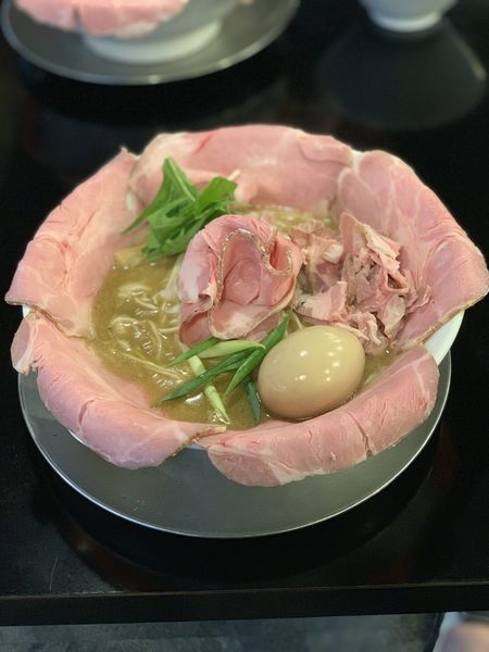 「煮干し豚骨×レアチャーシュー×味玉」@煮干し豚骨らーめん専門店 六郷 町田店の写真