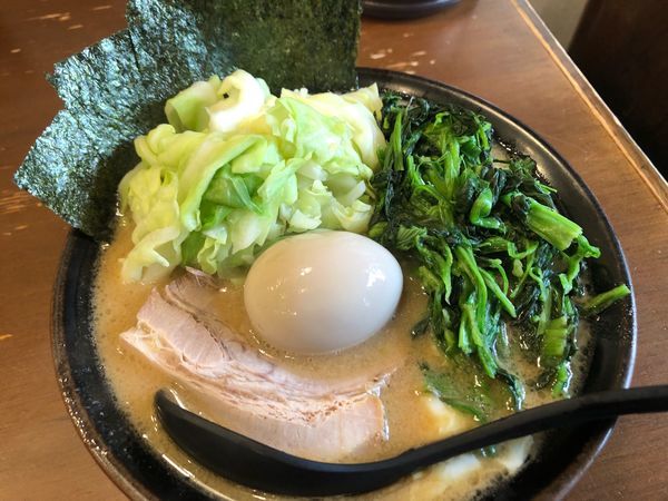 「とき卵ラーメンキャベツ入り、味玉、ほうれん草」@ラーメン 大山家 昭島店の写真