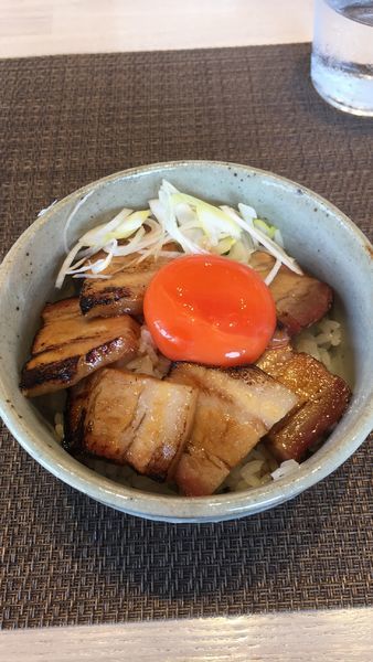 「宍道湖しじみ中華蕎麦〈塩〉 吊るしバラ焼き丼」@宍道湖しじみ中華蕎麦 琥珀 東京本店の写真