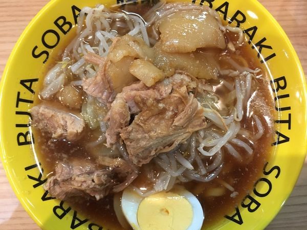 「豚そばミニ 780円（生卵+50円）」@茨城豚そば 特龍 水戸堀町店の写真