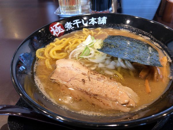 「煮干し豚骨ラーメン 730円」@極煮干し本舗 荒川沖店の写真