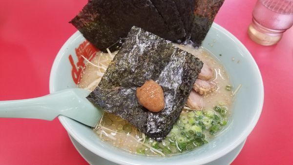 「朝ラーメン　ネギ、海苔、チャーシュートッピング」@山岡家 松本店の写真