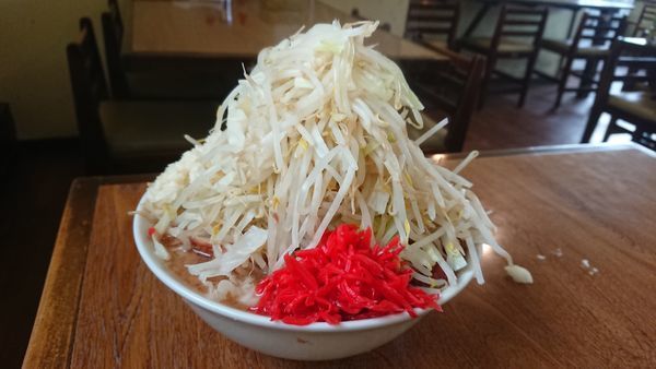 「めんじろ ニンニク、紅しょうが入り 野菜マシ 細麺」@めんじろの写真