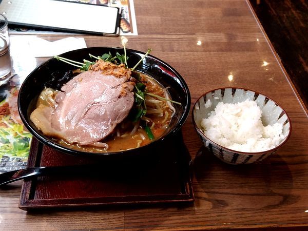 「みそラーメン(並盛)730円＋半ライス150円→500円」@完熟味噌らぁめん かなで商店の写真