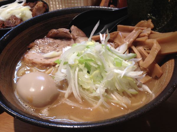 「特製ラーメン＋炙り丼」@麺屋 炙りの写真