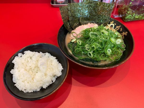 「ラーメン (並、硬め濃いめ少なめ)+ネギ増し+ライス」@横浜ラーメン おか本の写真
