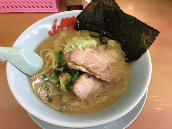 「醤油ラーメン(680¥)クーポンでチャー２枚」@ラーメン山岡家 岩瀬店の写真