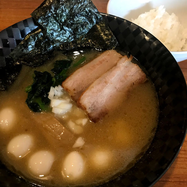 「家系ぽいの好き　750円　うずら　50円　ごはん　100円」@麺＆cafe Coi.Coi.の写真