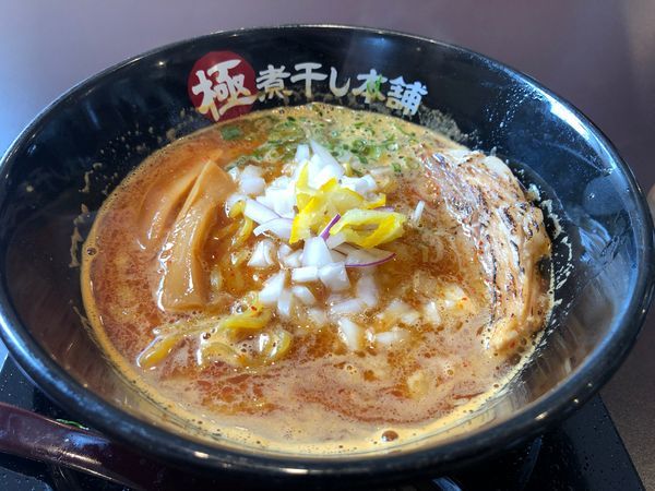 「辛煮干豚骨ラーメン（激辛）」@極煮干し本舗 フォレストモール甲斐竜王店の写真