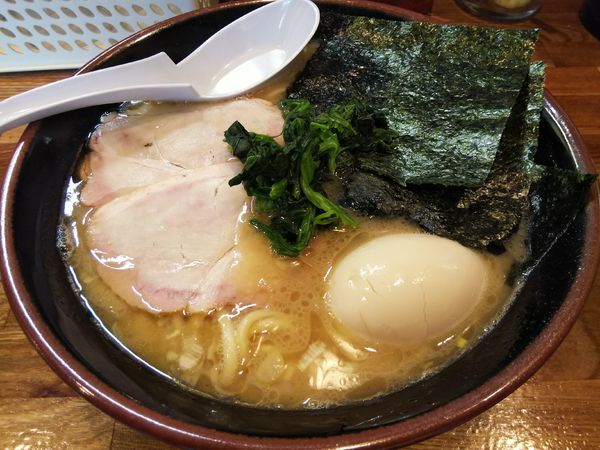 「豚骨醤油らあめん　〈中〉　＋味玉：サービス券」@豚骨らあめん専門店 とんこつ家ZUNの写真