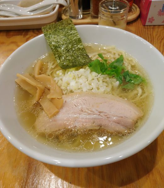 「鶏だし中華そば 塩 中盛 平打ち麺」@麺屋くおん 上里店の写真