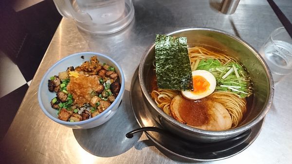 「炙りコロチャーシュー丼（写真左）」@ZUND-BARの写真