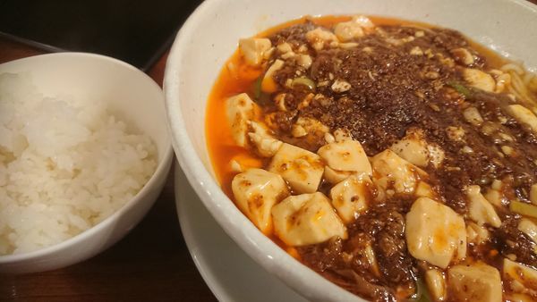 「麻婆麺（倍辛）＋ライス無料」@SHIBIRE NOODLES 蝋燭屋の写真