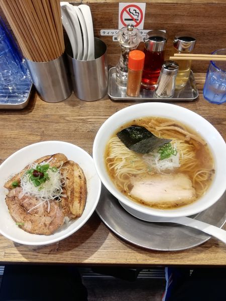 「醤油の旨味ソバ830円　炙りチャーシュー飯400円」@Tomboの写真
