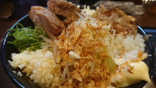 「まぜそば（３００G）＋豚1枚」@ガチ盛りラーメン アオイローの写真