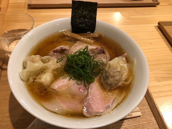 「わんたん入りしょうゆチャーシュー麺」@飯田商店 湯河原本店の写真