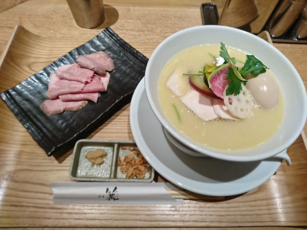 「鶏白湯ＳＯＢＡ＋北海道産ローストポーク」@銀座 篝 ルクア大阪店の写真
