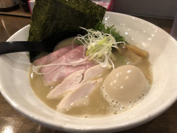 「鶏白湯と魚介のWスープ」@ラーメン翼の写真