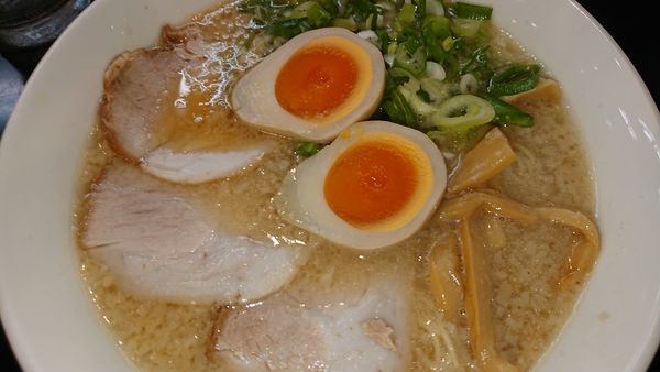 「味玉ラーメン、辛味なし」@京都銀閣寺 ますたにラーメン 田町店の写真