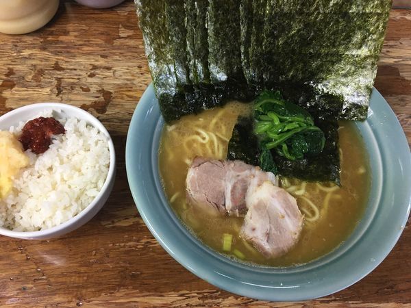 「ラーメン中盛 麺硬め ほうれん草 海苔 ライス」@まこと家の写真