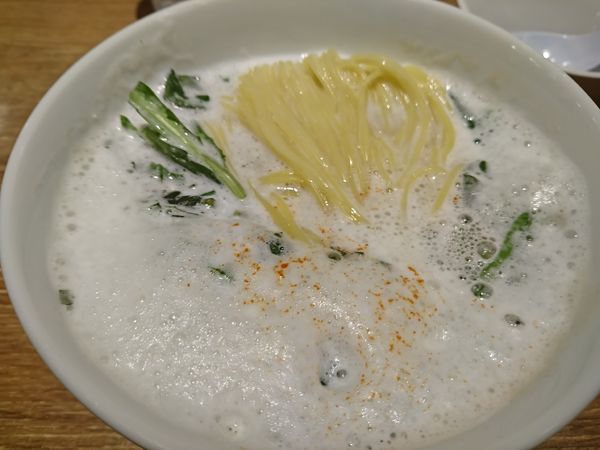「アサリと特製明太子クリームラーメン春菊添え淡雪の泡」@赤白 ルクア大阪店の写真