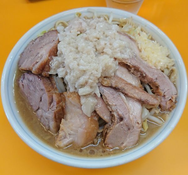 「豚ラーメン ニンニクアブラ」@ラーメンエース 八王子店の写真