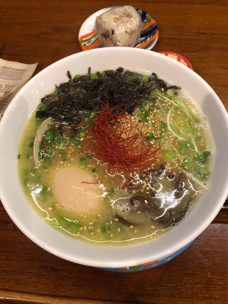 「美人麺（サラダ・炊き込みご飯のおにぎりセット）1100円」@アルテカイ（らあめん権）の写真