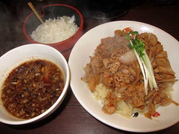 「肉盛りつけ麺並　800円＋無料の肉ちょい増し」@魁 肉盛りつけ麺 六代目けいすけの写真