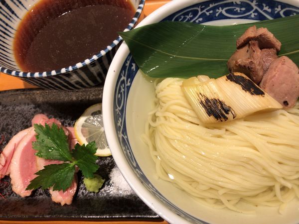 「【寿製麺 よしかわ】昆布水に浸かった夏鴨のつけそば」@むぎくらべの写真