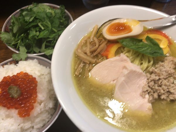 「グリーンカレーらぁ麺750円＋パクチー50円×2＋いくら丼」@Soupmenの写真