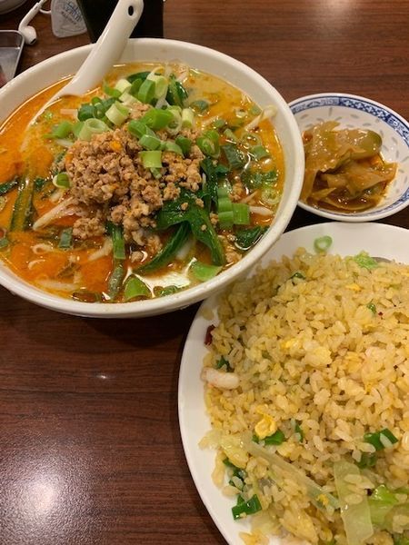 「担々麺＋炒飯セット 681円」@品珍閣 関帝廟通り店の写真