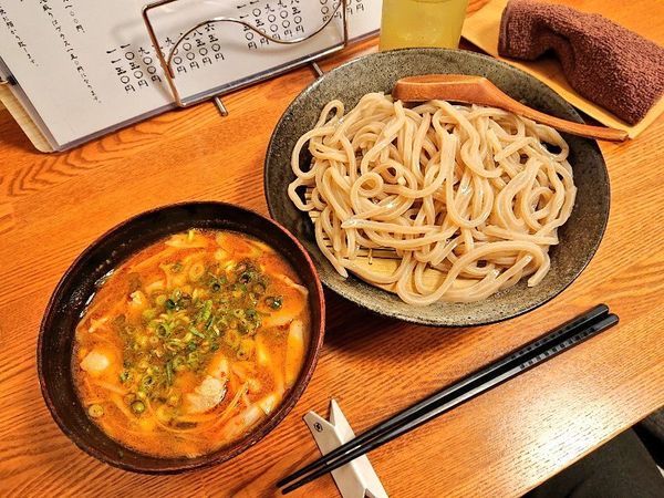 「つけうどんピリ辛肉ざる」@石臼挽きうどん しゅはりの写真