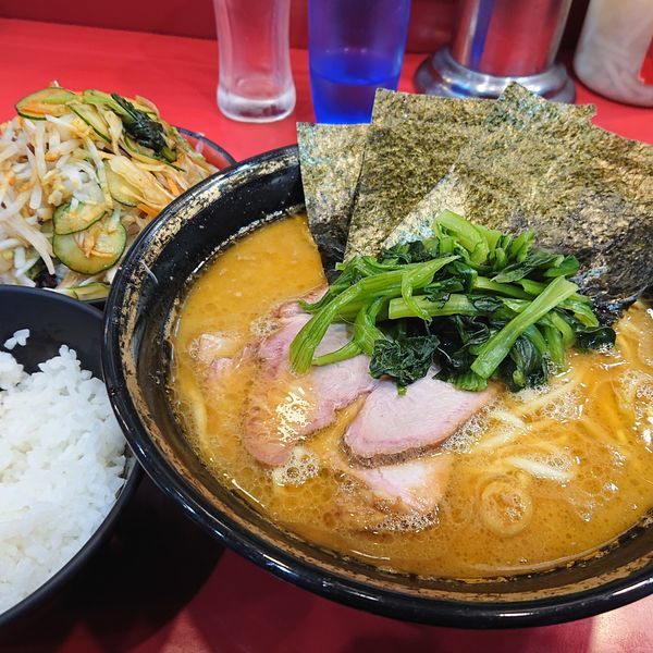 「ラーメン中盛810円硬め、野菜畑50円、ライス110円、小ビール」@家系総本山 ラーメン吉村家の写真