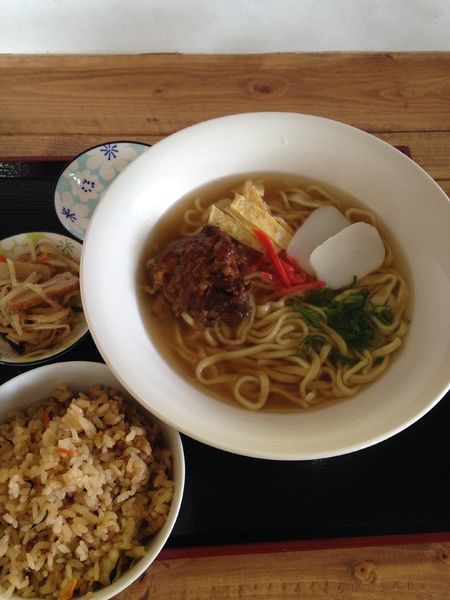 「本ソーキそば 900円 そばセット300円」@沖縄そば かふーがーでんの写真