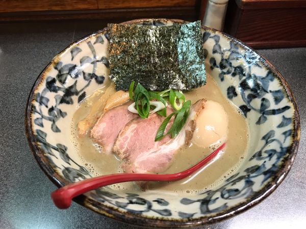 「超煮干そば(半熟味付玉子入り)900円」@洛二神の写真