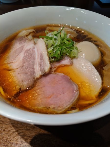 「醤油特製らぁ麺」@らぁ麺 すぎ本の写真