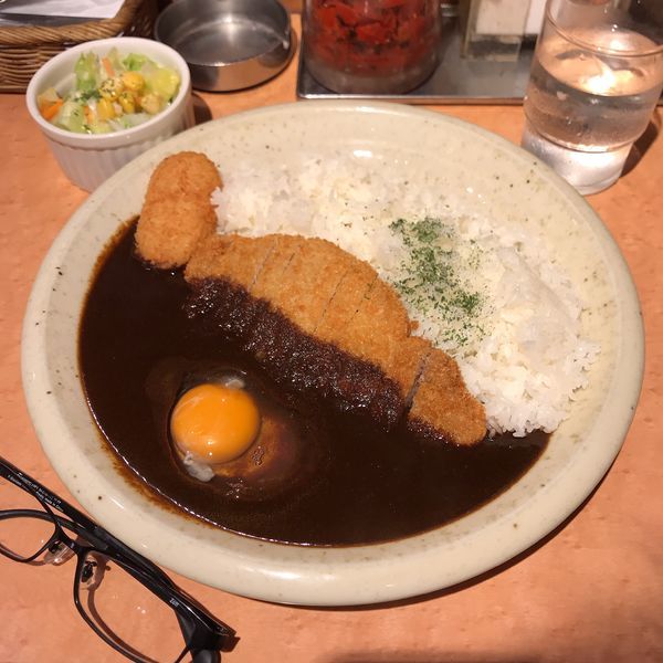 「ベンガルカツカレー＋ｶﾆｺﾛｯｹ, 生玉子, コールスロー」@いんでぃら 道玄坂店の写真