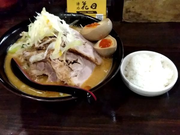「味玉辛チャーシュー麺(並盛・160g)1,170円＋小ライス」@麺処 花田 池袋店の写真