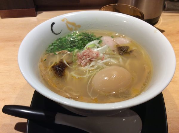 「真鯛と蛤の塩そば味玉付き」@SOBAHOUSE 金色不如帰 新宿御苑本店の写真