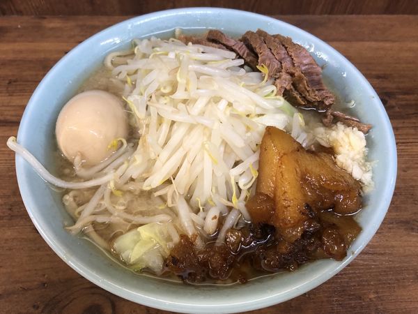「豚入りラーメンニンニク少なめアブラマシ味玉」@ラーメン二郎 池袋東口店の写真