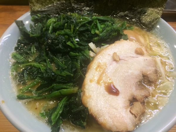 「豚骨ラーメン¥700、ほうれん草¥100」@鶴一家の写真