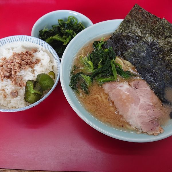 「ラーメン730円硬め、ほうれん草増し100円、ライス100円」@横浜家系ラーメン 末広家の写真
