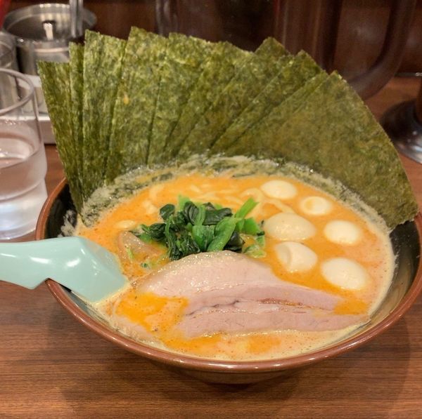 「辛豚ラーメン 太麺 海苔 うずら」@横浜家系ラーメン 吟家 稲毛海岸店の写真