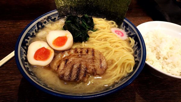 「ラーメン(630円)大盛(200円)ライス(100円)」@麺屋 武士道 船橋店の写真