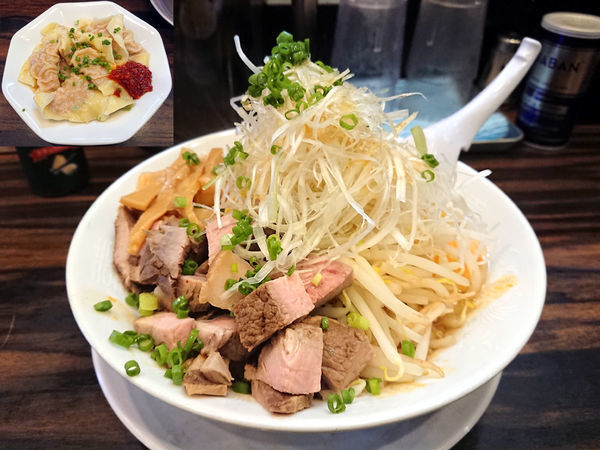 「辛味まぜそば生卵入り(中辛)+冷やしワンタン」@稲荷屋の写真