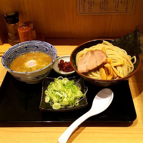 「赤辛つけめん(並盛)＋ねぎ」@舎鈴 大島駅前店の写真