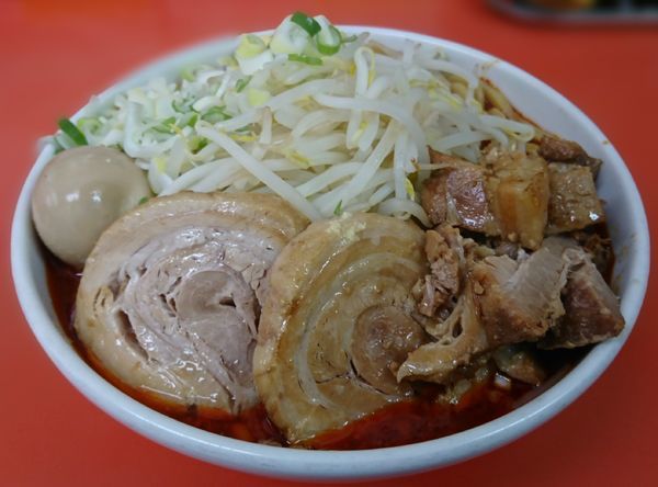 「辛ラーメン中(辛さ１.５倍)＋くずし豚＋味玉」@らー麺 ぶたのジョーの写真