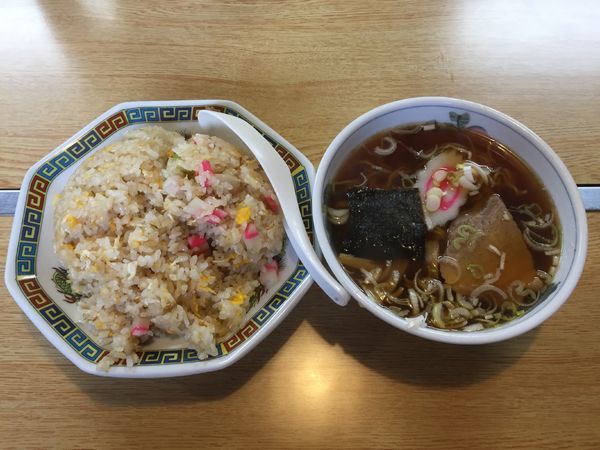 「チャーハン・半ラーメン【セットメニュー】」@中華料理 亀田屋の写真