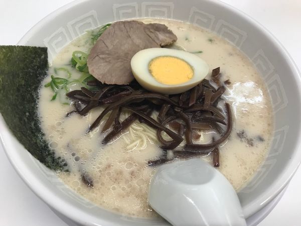 「ラーメン 500円 硬め」@博多天神 歌舞伎町一番街通り店の写真